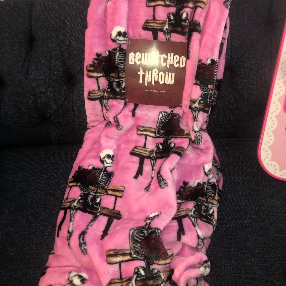 💀🌹 Beitched Throw Pink Skeleton Plush Blanket ‼️ Viral